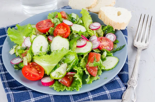 Салат с овощами и зеленью — стоковое фото