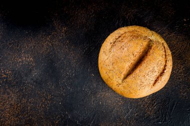 Koyu arka planda çavdar ekmeği