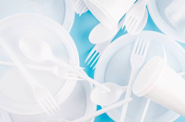 Beyaz plastik tek kullanımlık sofra  