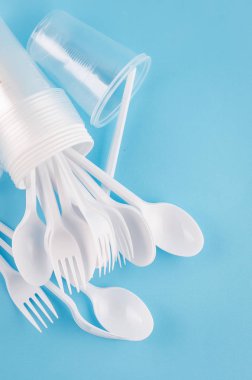 Beyaz plastik tek kullanımlık sofra  
