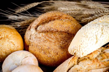 siyah arka planda pişmiş eşya çeşitleri