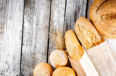 Beyaz eski ahşap masada pişmiş mal çeşitliliği