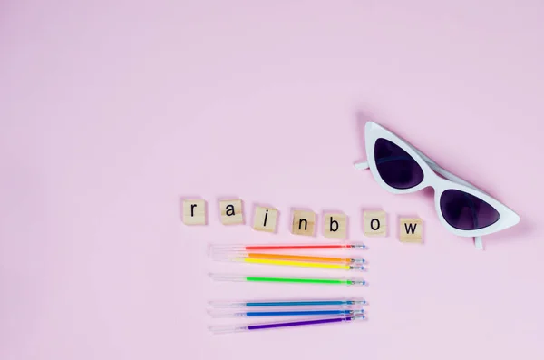 Rosa bakgrund med inskriptionen Rainbow — Stockfoto