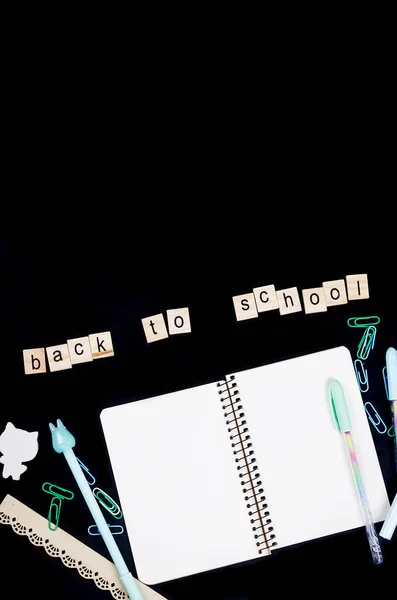 Fond noir avec l'inscription retour à l'école — Photo