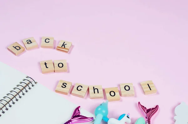 Pink background with the inscription back to school — Stock Photo, Image