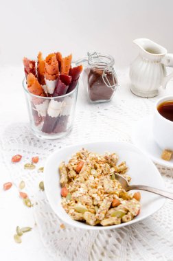 kurutulmuş meyve ve fındık ile tahıl müsli