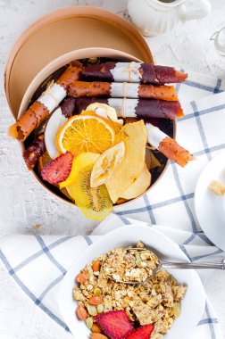 kurutulmuş meyve ve fındık ile tahıl müsli