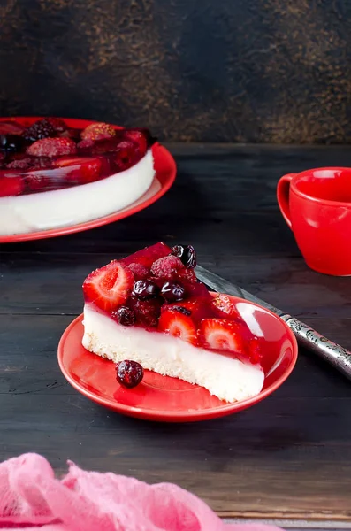 Вкусный ягодный кремовый торт — стоковое фото