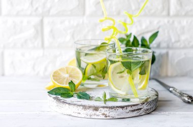 Taze mojito şişeler ve malzemeler - limon ve nane