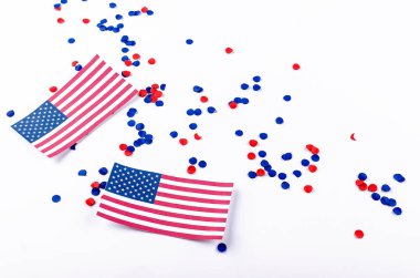 Amerika 'nın ulusal renklerinde Amerikan bayrağı ve konfetisi