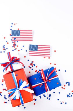 Amerikan bayrağı ve kırmızı, mavi ve beyaz hediye kutuları 