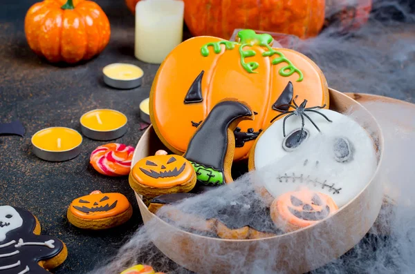 Halloween achtergrond met peperkoek, pompoenen en kaarsen — Stockfoto