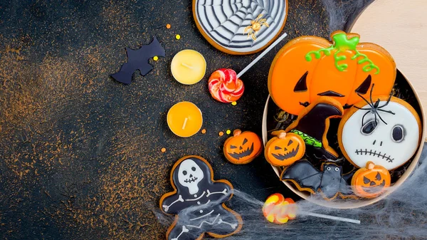 Halloween achtergrond met peperkoek, pompoenen en kaarsen — Stockfoto