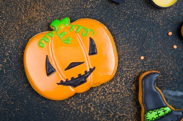 Halloween Hintergrund mit Lebkuchen, Kürbissen und Kerzen — Stockfoto