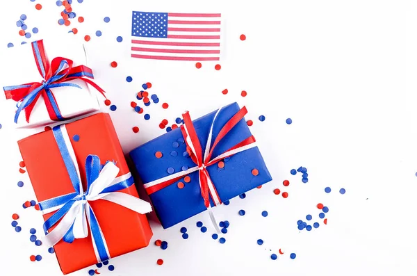 Bandiera americana e scatole regalo rosse, blu e bianche — Foto Stock