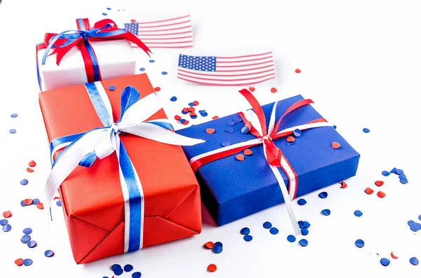 Cajas de regalo rojas, azules y blancas con cintas en un fondo blanco — Foto de Stock