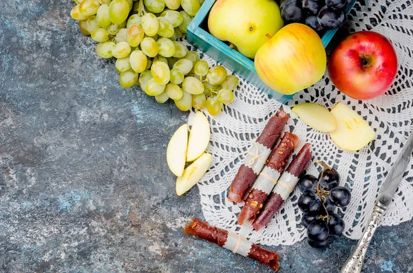 Frisch gepflückte Äpfel und Trauben und Obst Pastille auf dunklem Rücken — Stockfoto