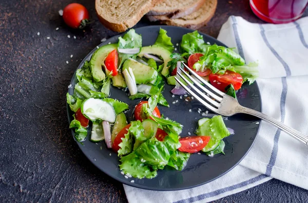 Салат с овощами, зеленью и кунжутом — стоковое фото