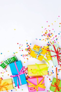 Whi üzerinde serpantin ve hediye kutuları ile renkli çeşitli konfeti