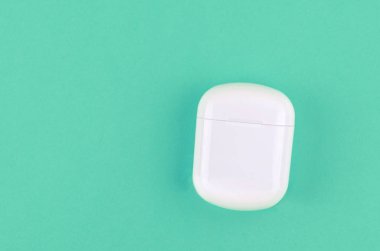 Airpods kablosuz kulaklıklar için yakın durumda 