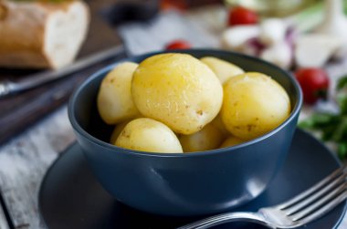 Siyah kase lezzetli haşlanmış patates