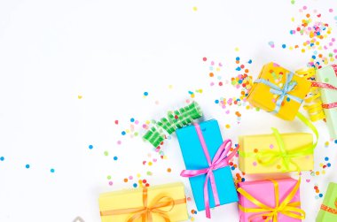 Whi üzerinde serpantin ve hediye kutuları ile renkli çeşitli konfeti