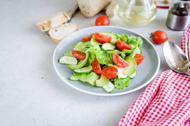 Sebze, yeşillik ve susam salatası