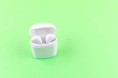 Açık bir durumda airpods kablosuz kulaklıklar