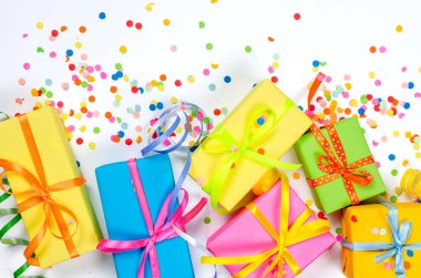 Whi üzerinde serpantin ve hediye kutuları ile renkli çeşitli konfeti