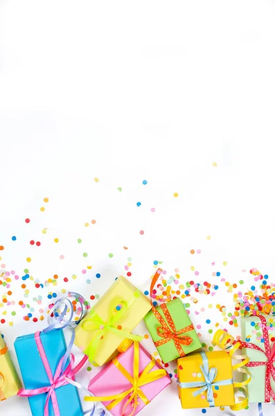 Colorido confeti surtido con serpentina y cajas de regalo en whi —  Fotos de Stock