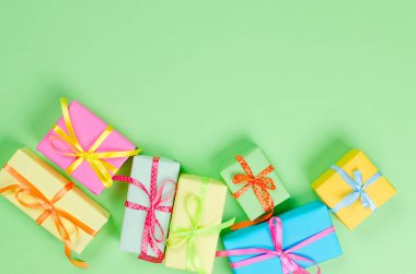 Serpantin ve hediye kutuları ile renkli çeşitli konfeti