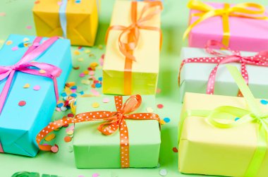 Serpantin ve hediye kutuları ile renkli çeşitli konfeti