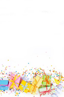 Whi üzerinde serpantin ve hediye kutuları ile renkli çeşitli konfeti