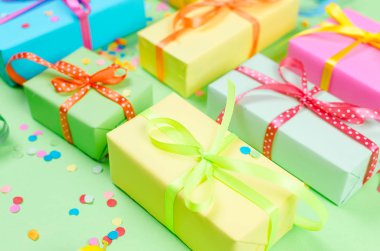 Serpantin ve hediye kutuları ile renkli çeşitli konfeti