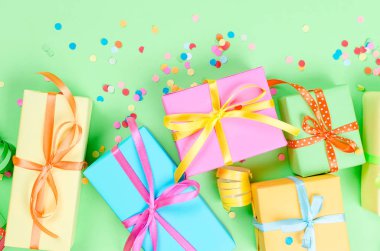 Serpantin ve hediye kutuları ile renkli çeşitli konfeti