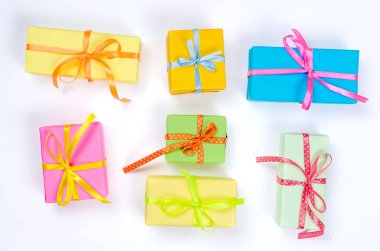 Whi üzerinde serpantin ve hediye kutuları ile renkli çeşitli konfeti