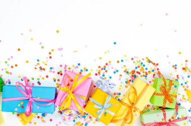 Whi üzerinde serpantin ve hediye kutuları ile renkli çeşitli konfeti