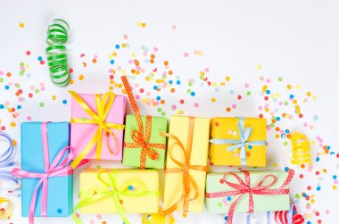 Whi üzerinde serpantin ve hediye kutuları ile renkli çeşitli konfeti