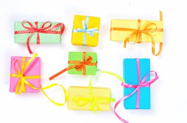 Serpantin ve hediye kutuları ile renkli çeşitli konfeti