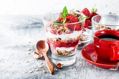 granola, çilek ve bir fincan kahve ile kahvaltı