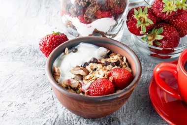 granola, çilek ve bir fincan kahve ile kahvaltı