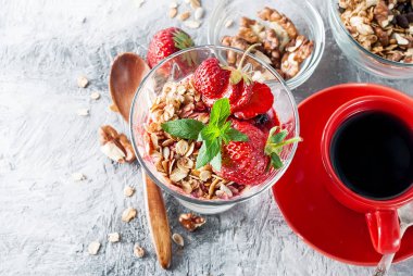 granola, çilek ve bir fincan kahve ile kahvaltı
