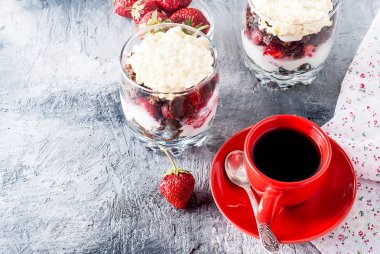 granola, çilek ve bir fincan kahve ile kahvaltı