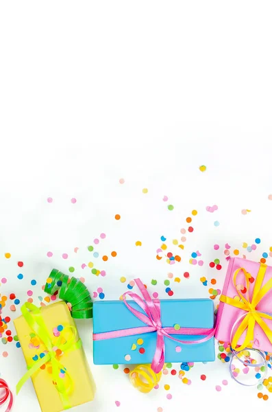 Colorido confeti surtido con serpentina y cajas de regalo en whi —  Fotos de Stock