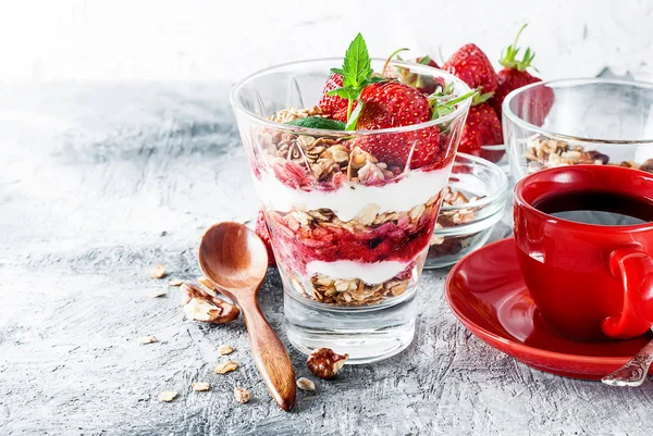 Café da manhã com granola, bagas e uma xícara de café — Fotografia de Stock