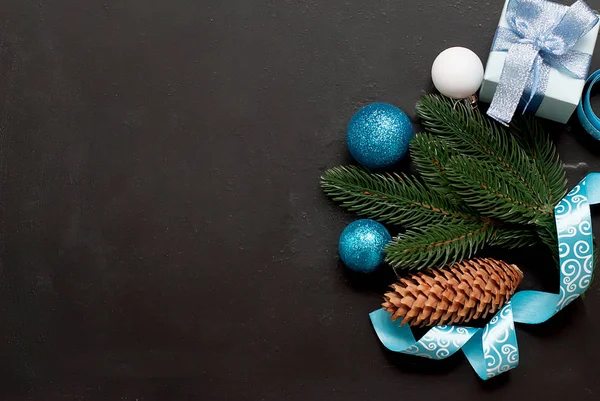 Jul bakgrund med blå kulor och Gran grenar — Stockfoto