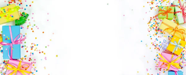Whi üzerinde serpantin ve hediye kutuları ile renkli çeşitli konfeti