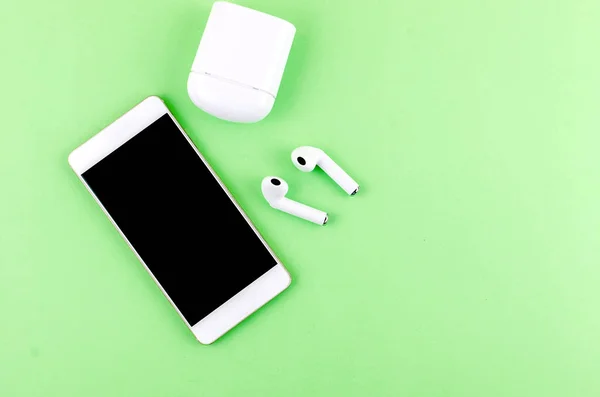 Telefon ile airpods kablosuz kulaklıklar