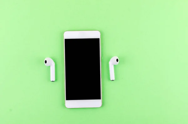 Airpods fones de ouvido sem fio com telefone — Fotografia de Stock