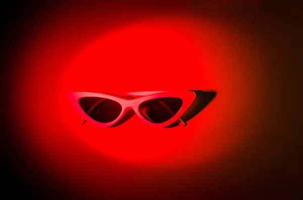 Vitt solglas i trendig form i rött ljus — Stockfoto